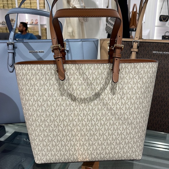 MICHAEL KORS JET SET TRAVEL MEDIUM DOUBLE POCKET TOTE 
VANILLA SIGNATURE
NWT - Picture 5 of 16